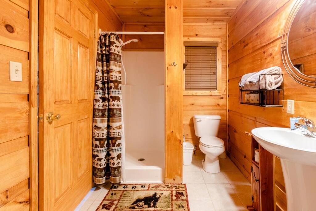 Вілла Cozy Cabin W/Hot Tub & Wifi In Гатлінбург Екстер'єр фото